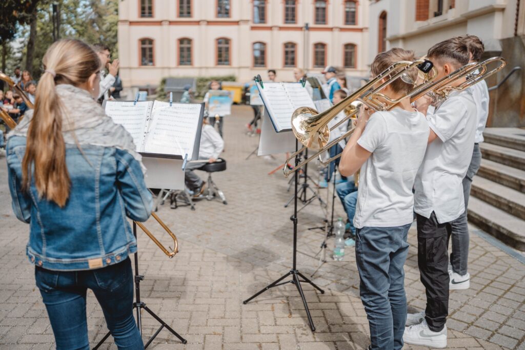 ein Bläserensemble spielt zusammen bei einem Auftritt vor der Msuikschule