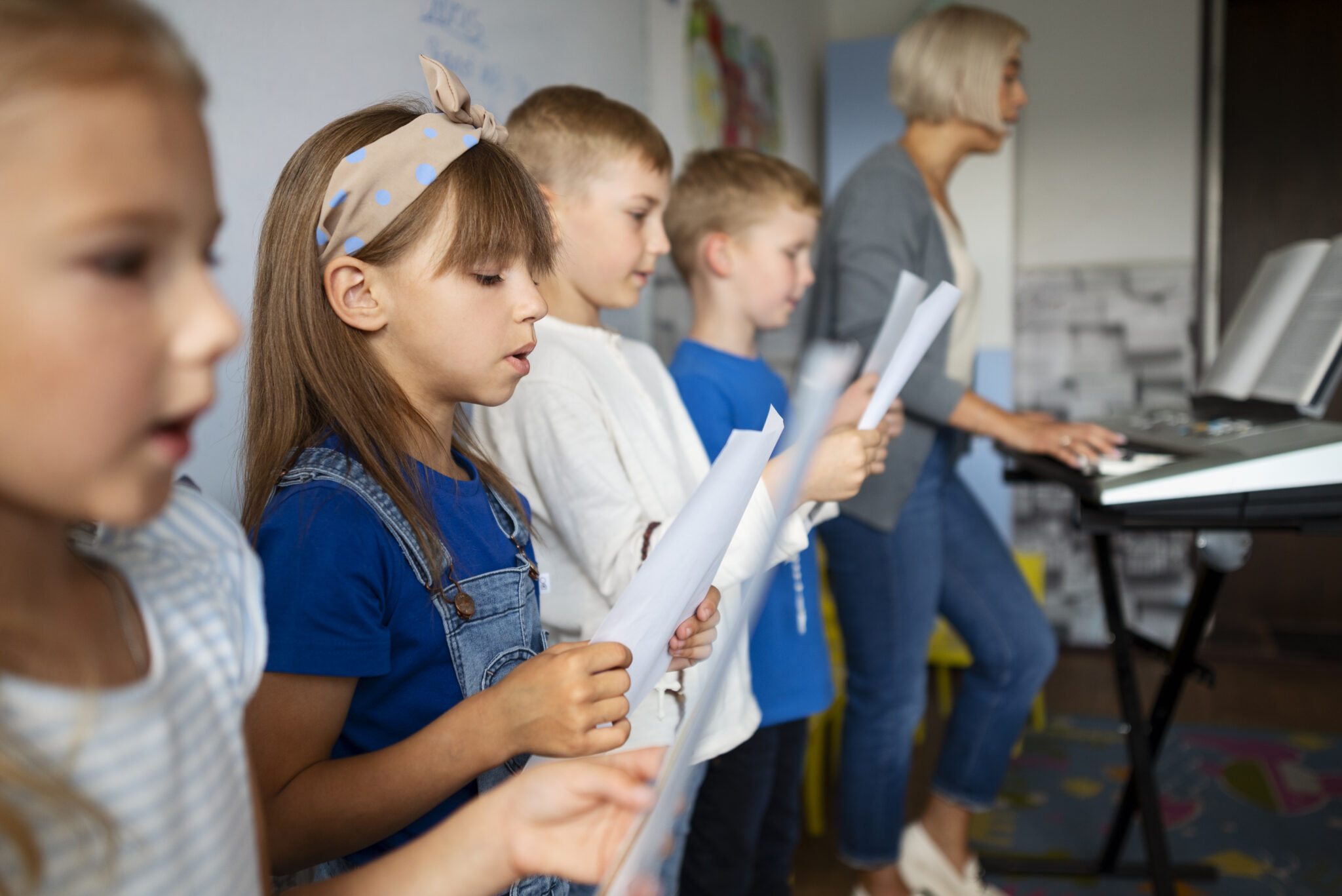 Kinder proben im Chor zu singen