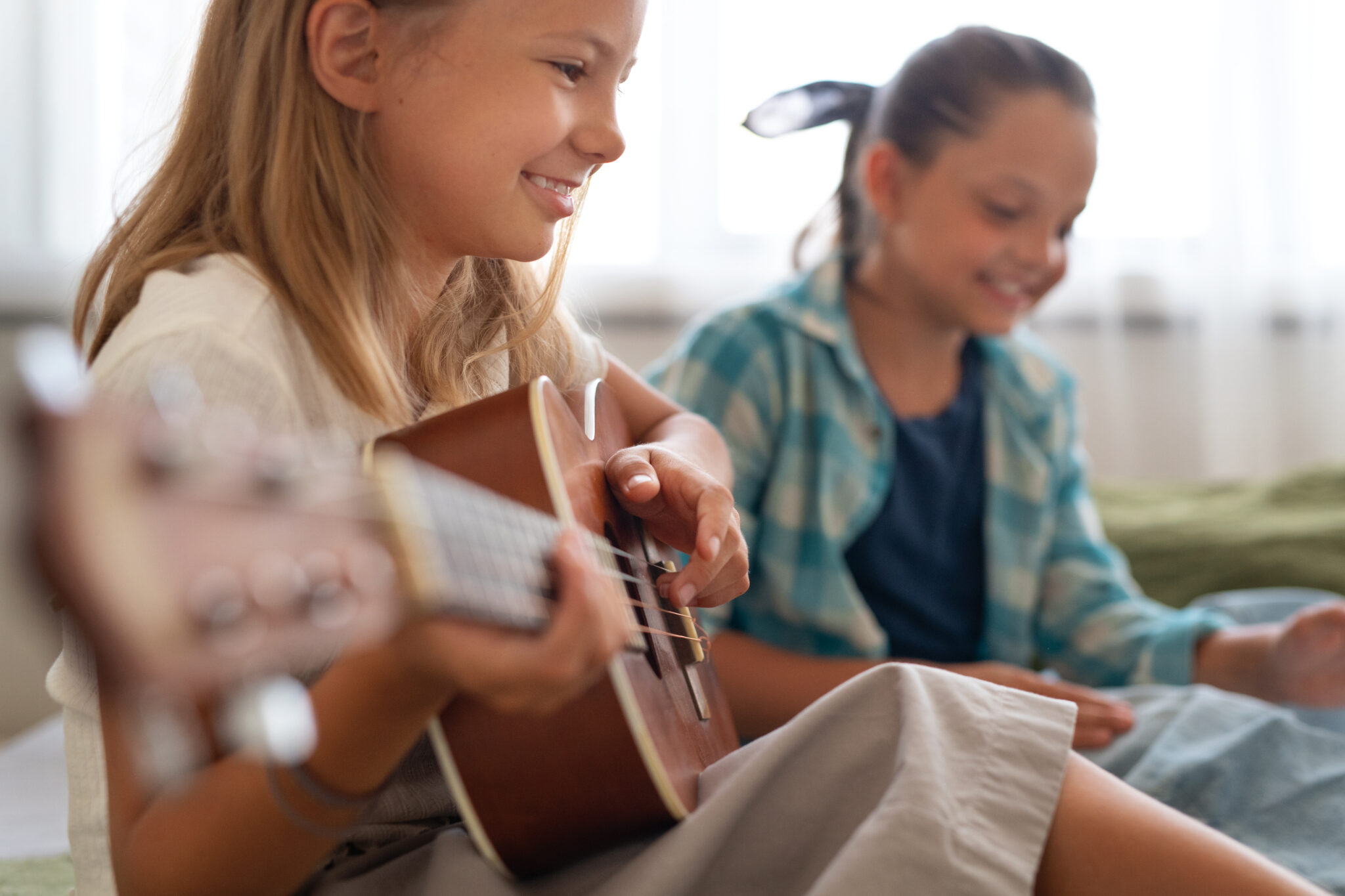 Mädchen übt an der Gitarre